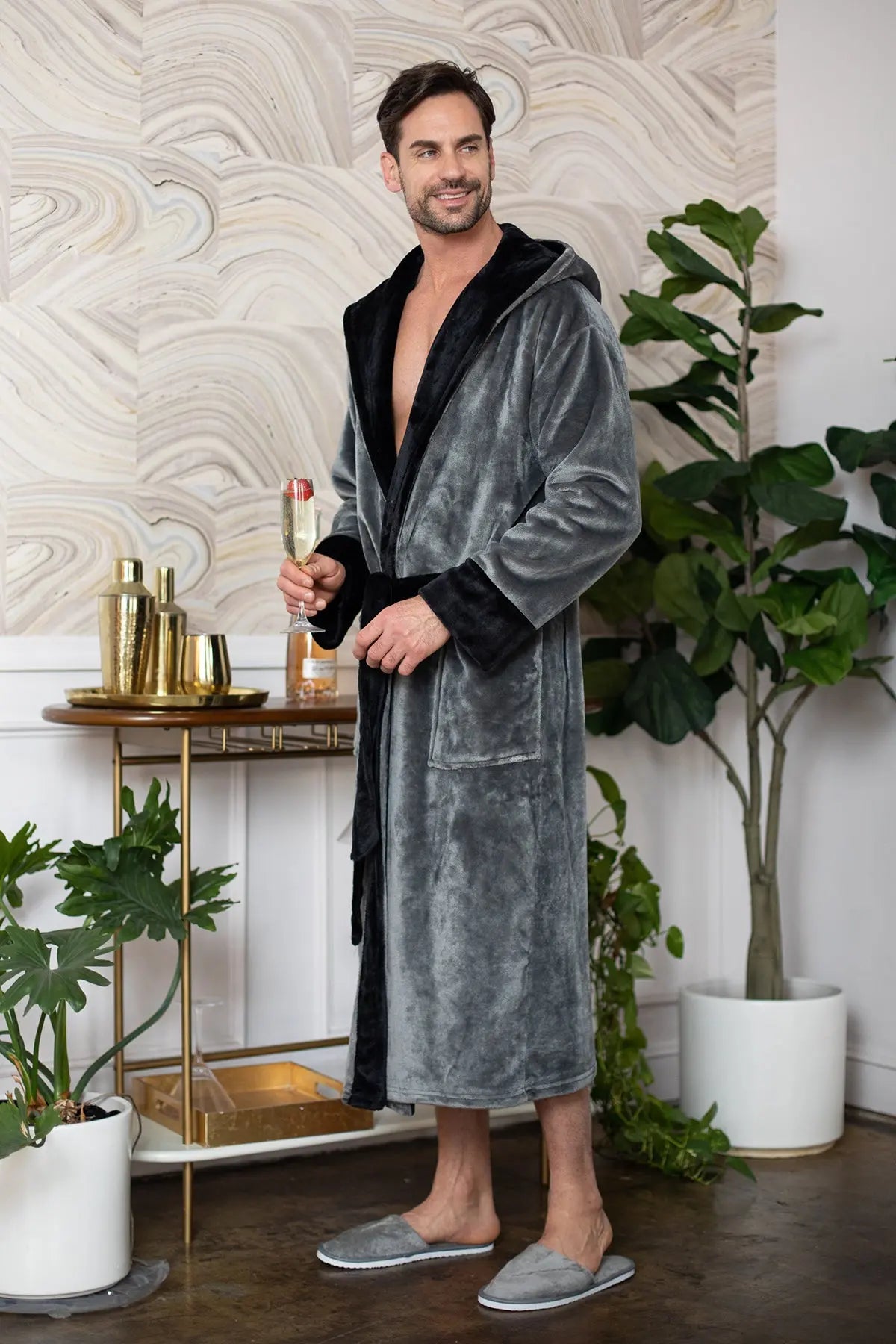 Men's Plush Hooded Robe: Ultra-Soft Comfort & Warmth