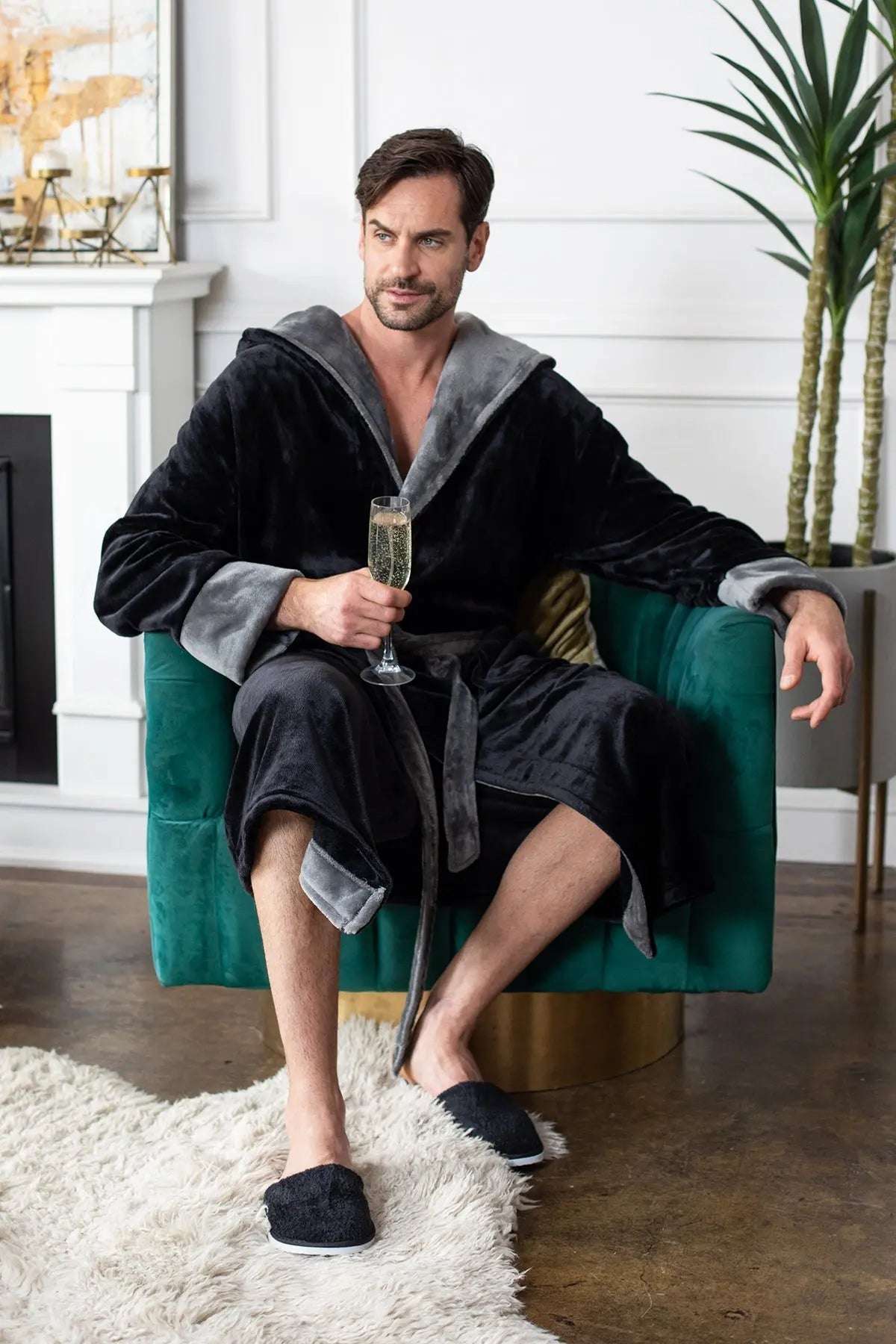 Men's Plush Hooded Robe: Ultra-Soft Comfort & Warmth
