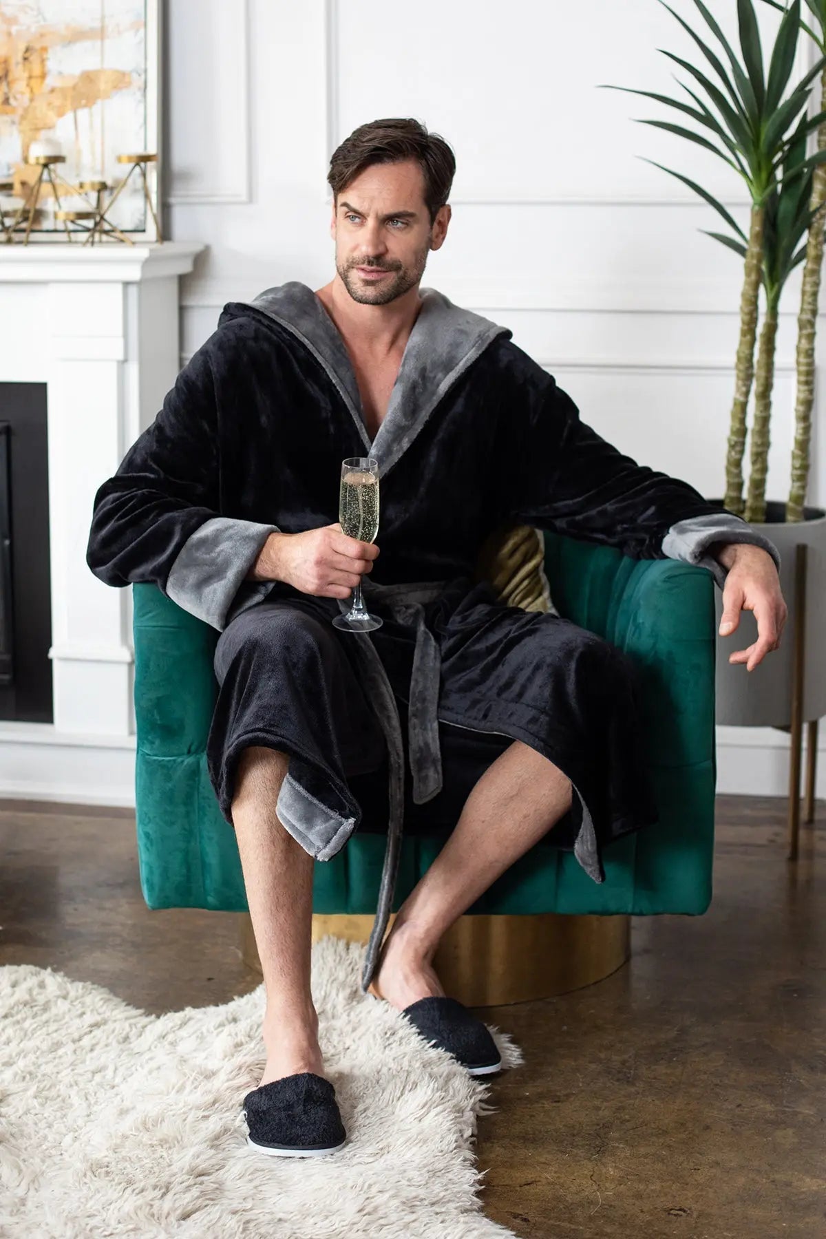 Men's Plush Hooded Robe: Ultra-Soft Comfort & Warmth