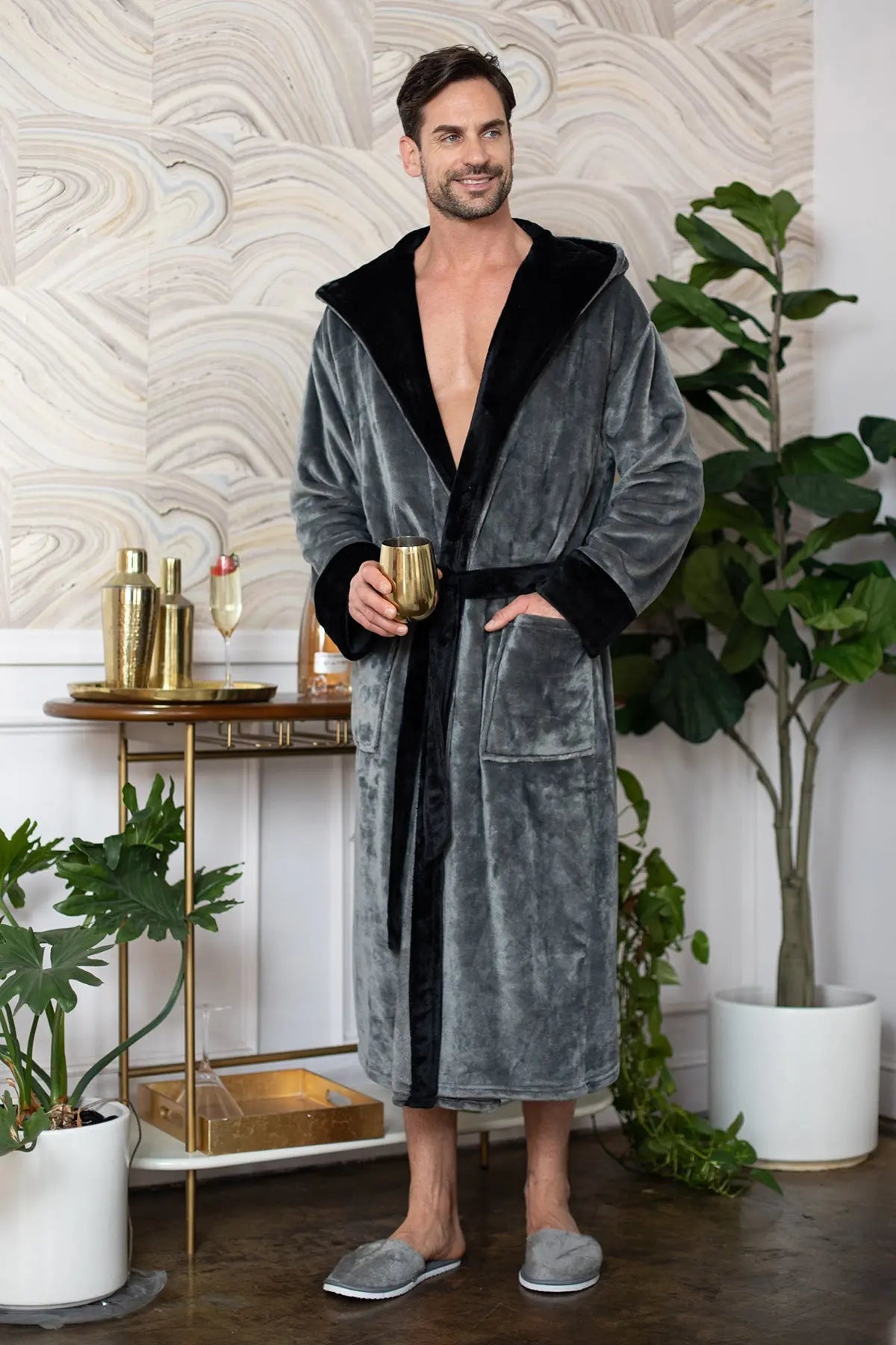 Men's Plush Hooded Robe: Ultra-Soft Comfort & Warmth