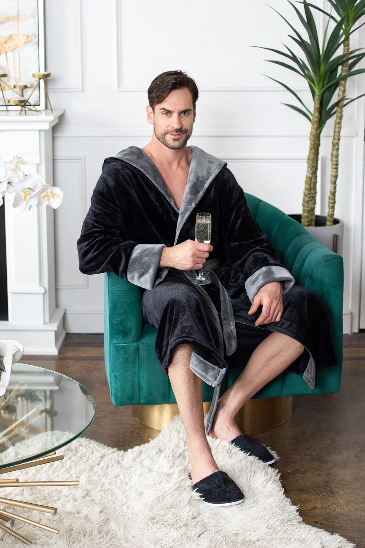 Men's Plush Hooded Robe: Ultra-Soft Comfort & Warmth