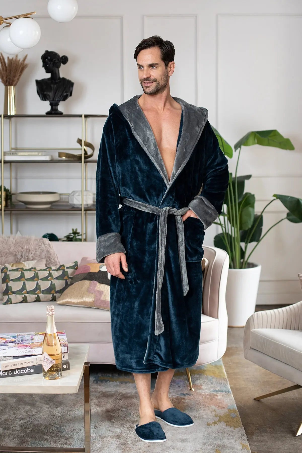 Men's Plush Hooded Robe: Ultra-Soft Comfort & Warmth
