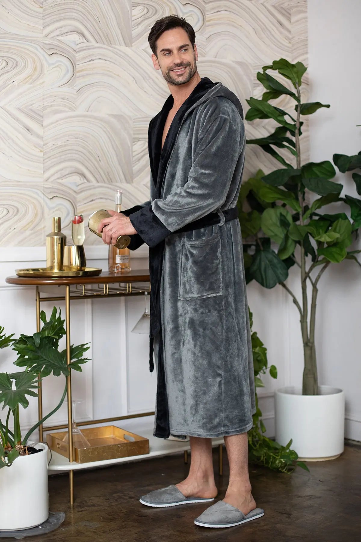 Men's Plush Hooded Robe: Ultra-Soft Comfort & Warmth