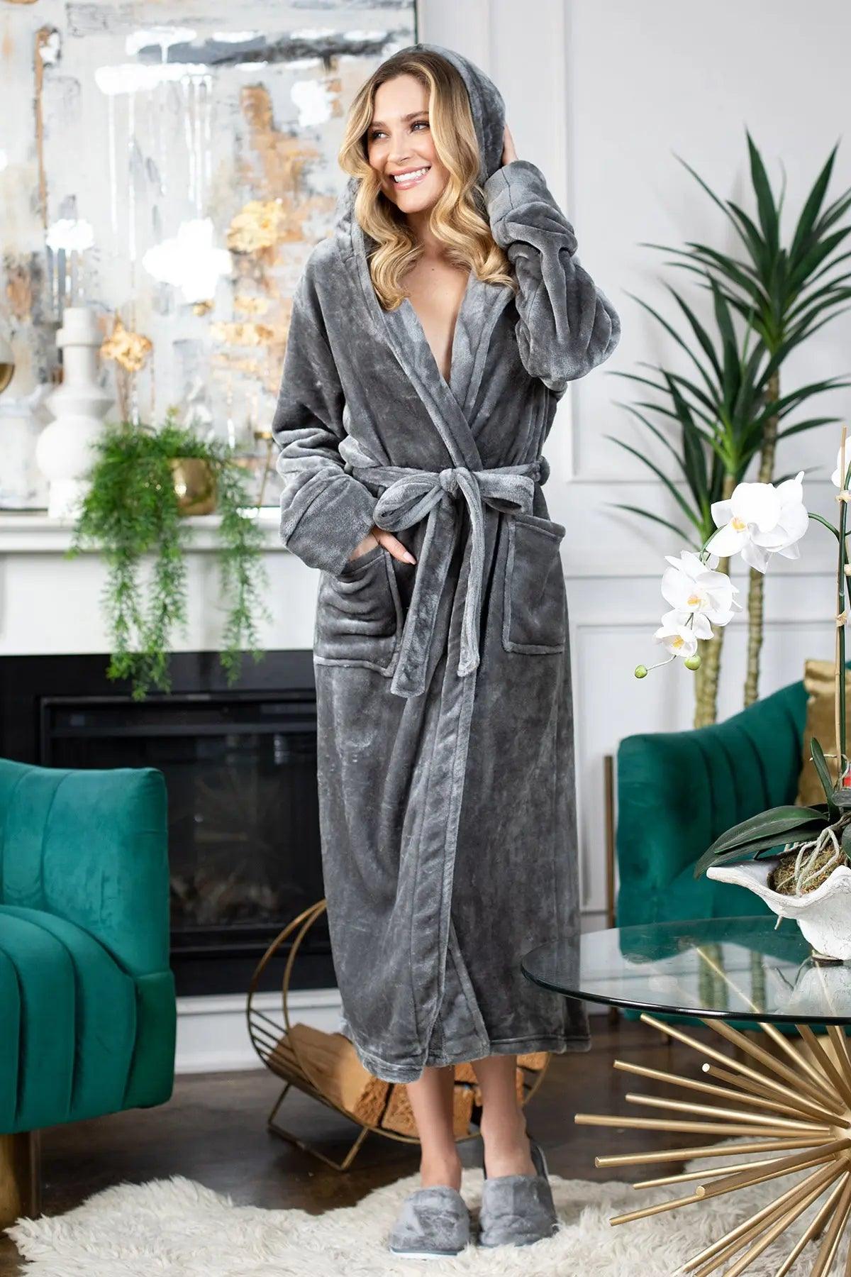Women's Plush Hooded Robe: Spa Comfort at Home