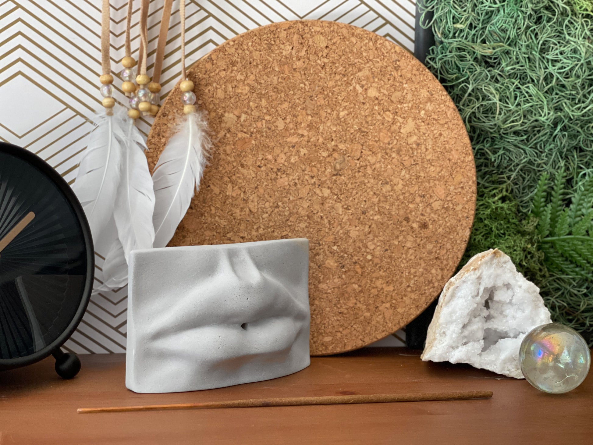 Handmade Concrete Lips Incense Holder – Modern Minimalist Aroma Stick Burner