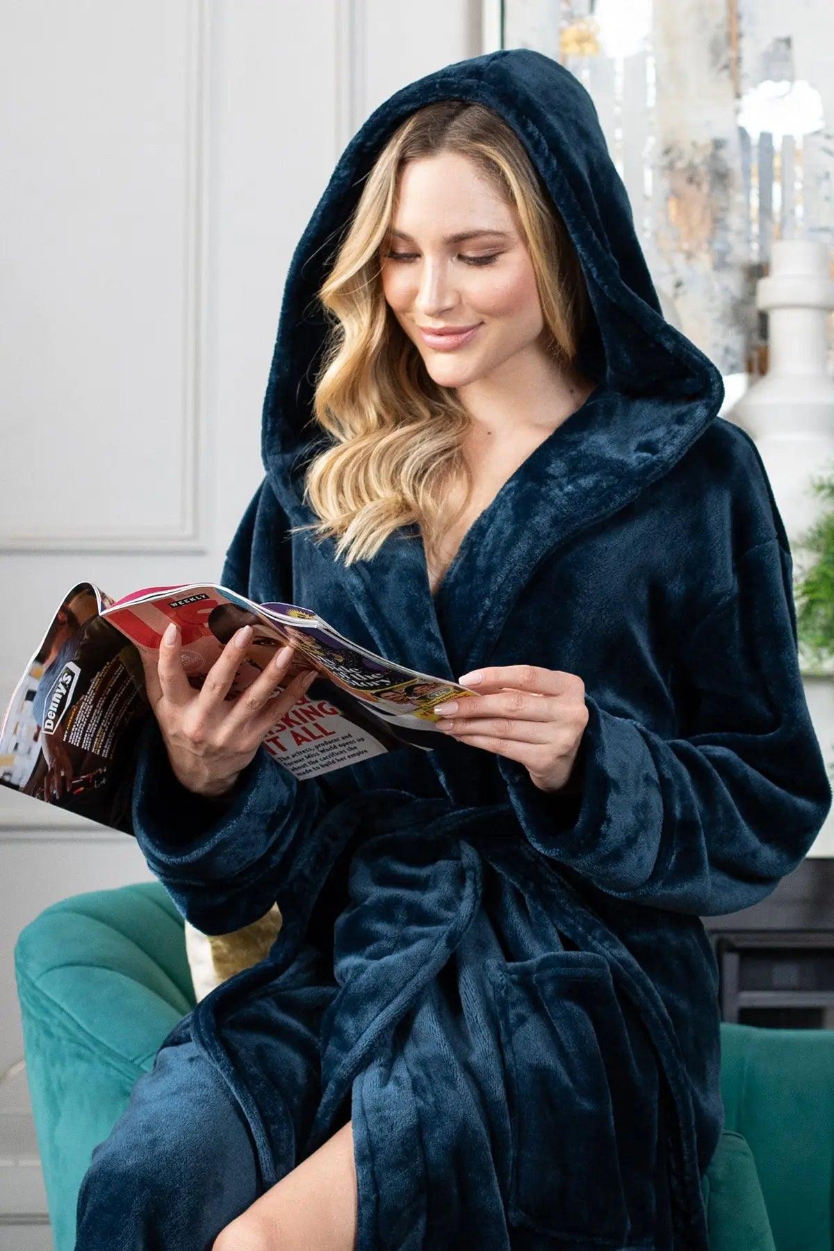 Women's Plush Hooded Robe: Spa Comfort at Home
